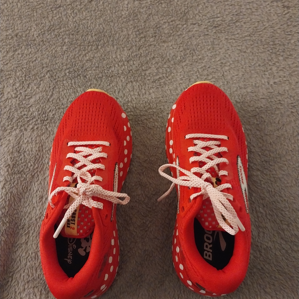 Run Disney Minnie Mouse Brooks shoes